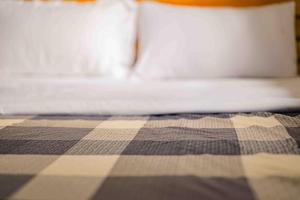 un gros plan d'un lit avec une couverture à carreaux dans l'établissement Culture House - Heritage Stay with Family Comforts, à Gulu