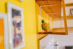 un ananas posé sur une étagère dans une pièce dans l'établissement Culture House - Heritage Stay with Family Comforts, à Gulu 6 autres photos