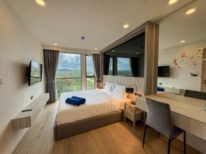 une chambre avec un grand lit et un bureau avec un bureau dans l'établissement Luxury Ozone Bang Tao 1 Bdr, à Laguna Phuket 53 autres photos