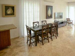 Un comedor con mesa y sillas en Cabarete Beach Palace 3-BDR Condo, en Cabarete