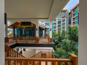 Elle offre une vue sur l'extérieur d'une maison dotée d'un balcon. dans l'établissement Luxury Ozone Bang Tao 1 Bdr, à Laguna Phuket