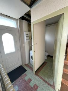 Cossé-le-VivienにあるGite entre Vitré, Laval , Chateau-Gontierのバスルーム(トイレ付)、ドア、窓が備わります。 +10枚の写真