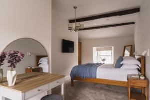 a bedroom with a large bed and a mirror at Tyson Place, 2 bed Renovated Apartment, Ambleside in Ambleside