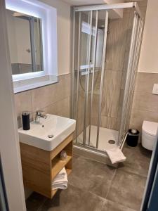 Ένα μπάνιο στο DH Hotel Deutsches Haus - Ihr neuer Rückzugsort im Herzen von Mittweida, digitales Hotel im historischen Gebäude +8 φωτογραφίες