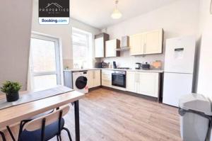 Η κουζίνα ή μικρή κουζίνα στο Modern 3BDR House By Properties With Joy Short Lets Manchester Perfect For Contractors & Large Groups With Free WiFi & Parking