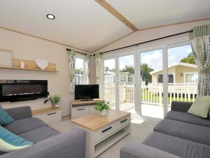 Una televisión o centro de entretenimiento en Eden Way 47