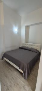Un dormitorio con una cama grande en una habitación. en Casa di Miriam, en Il Prato