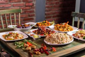 GangodawilaにあるGihan's Family Restaurant and Guestのたくさんの食べ物の皿が置かれたテーブル
