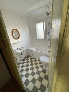 Cossé-le-VivienにあるGite entre Vitré, Laval , Chateau-Gontierの浴槽、トイレ、洗面台を備えたバスルーム
