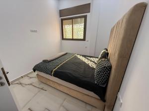 a bedroom with a bed in the corner of a room at TOP Nour D'asilah in Asilah