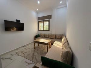 a living room with a couch and a table at TOP Nour D'asilah in Asilah