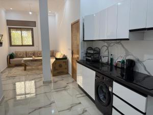 a kitchen with a washer and dryer in a room at TOP Nour D'asilah in Asilah