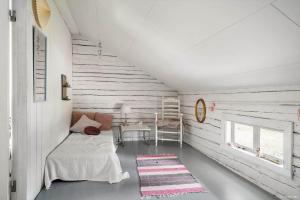 a white room with a bed and a desk at JON581-Vaernamo-Uppsala in Röshult