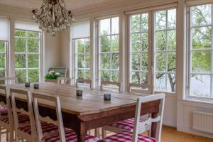 Un comedor con una gran mesa y sillas de madera. en SOD745-Katrineholm-Forssjoe-Hoenstorp, en Svenstorp