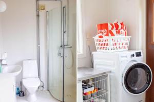 Un baño con lavadora y un inodoro. en SOD745-Katrineholm-Forssjoe-Hoenstorp, en Svenstorp