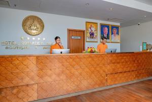2 personnes debout au comptoir de la réception d'un hôtel dans l'établissement Hotel Somadevi Angkor Boutique and Resort, à Siem Reap 161 autres photos