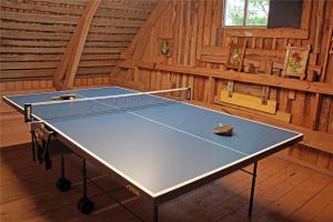 una mesa de ping pong en medio de una habitación en KRO468-Saevsjoestroem-Saevsjoe-Herrafaellan, en Sävsjöström