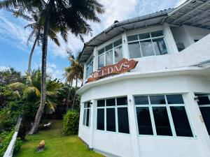 乌纳瓦图纳Nice Days Resort Unawatuna的一栋白色建筑，上面挂着“美好的日子”的标志