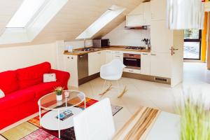 ein Wohnzimmer mit einem roten Sofa und einem Tisch in der Unterkunft Studio comfort in Bischenrech