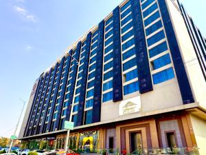ジャイプールにあるThe Grand Luxury Studioの通りに青窓のある大きな建物