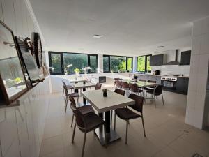 a kitchen and dining room with tables and chairs at Casa da Queira in Ares