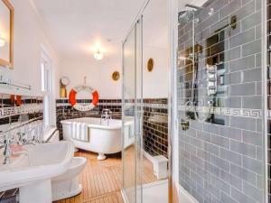 Et badeværelse på 4 Bed in East Cowes 88655 + 94 billeder