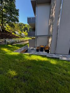 Un edificio con un patio con césped al lado de un edificio. en Riversidesuite-Tuebingen, en Tübingen