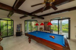 Meja biliard di Casa Patron 6 bdrs pool in Los Suenos