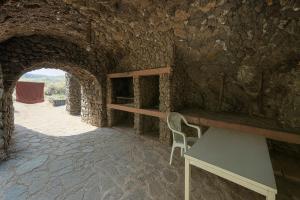 Las PuntasにあるMiniLoft La Ballena AC, Vistas y Parkingの石壁のテーブルと椅子