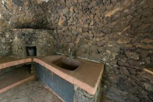 Las PuntasにあるMiniLoft La Ballena AC, Vistas y Parkingの石造りのバスルーム(石壁の洗面台付)