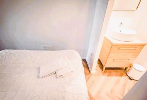 Ένα ή περισσότερα κρεβάτια σε δωμάτιο στο Bogota - Charme central à Reims - 6P