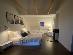 a bedroom with a large white bed in a room at EinKlang - Familienidyll in Seesen