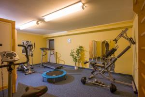Un gimnasio con varios equipos de ejercicio en una habitación. en Erdgeschosswohnung 8 im Bergschlössl, en Oberaudorf
