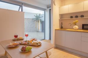 cocina con mesa y 2 copas de vino en The Hideout - Serenity by design, en Exmouth