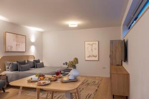 una sala de estar con un sofá y una mesa en The Hideout - Serenity by design, en Exmouth