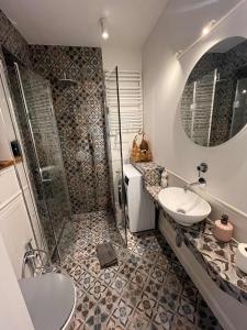 un baño con lavabo y ducha en cosy condo 5 min do plaży z balkonem Gdynia, en Gdynia 23 fotos más