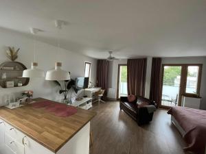 Una cocina y una sala de estar con un sofá y una mesa. en cosy condo 5 min do plaży z balkonem Gdynia, en Gdynia