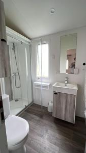 Koupelna v ubytování 404 mobil-home 3 chambres 2 sdb bassin d'Arcachon