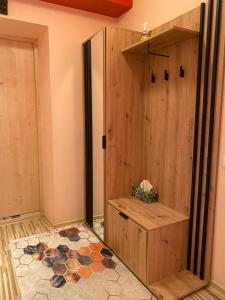 a bathroom with a wooden shower stall in a room at Trumpalaikė buto nuoma,apgyvendinimas - bekontaktis įėjimas in Rokiškis
