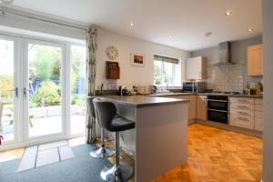 Kuchyň nebo kuchyňský kout v ubytování Spacious 4-Bed Home with Parking in Ness Village by Rework Accommodation