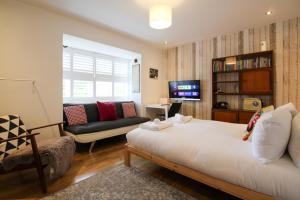 TV a/nebo společenská místnost v ubytování Spacious 4-Bed Home with Parking in Ness Village by Rework Accommodation