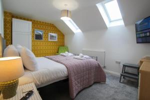 Postel nebo postele na pokoji v ubytování Spacious 4-Bed Home with Parking in Ness Village by Rework Accommodation