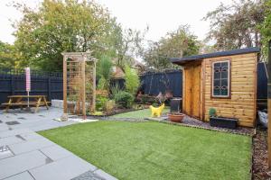 Zahrada ubytování Spacious 4-Bed Home with Parking in Ness Village by Rework Accommodation