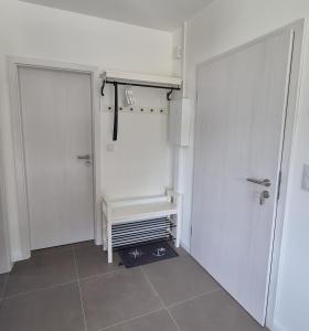 Habitación pequeña con armario y puerta en Fiete, en Westhof