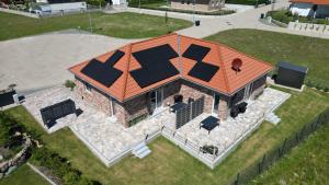 una vista aérea de una casa con techo naranja en Fiete, en Westhof