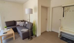 una sala de estar con un sofá y una mesa en Fiete, en Westhof