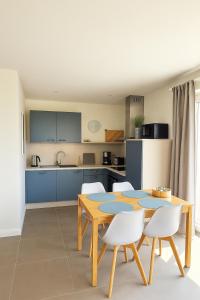 Una cocina y un comedor con mesa y sillas. en Fiete, en Westhof