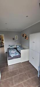 En eller flere senge i et værelse på Ferienhaus Moin & Ahoi