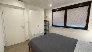 a bedroom with a bed and a window at Ferienhaus Loreleyresidenz Kestert in Kestert