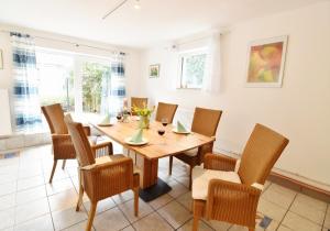 a dining room with a wooden table and chairs at Fördequartier Stadtloft Flensburg in Flensburg